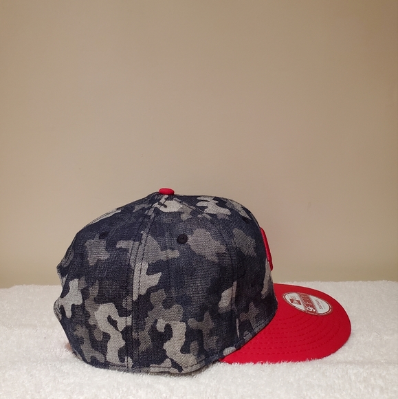 Cincinnati Reds NE Snapback - Picture 4 of 5